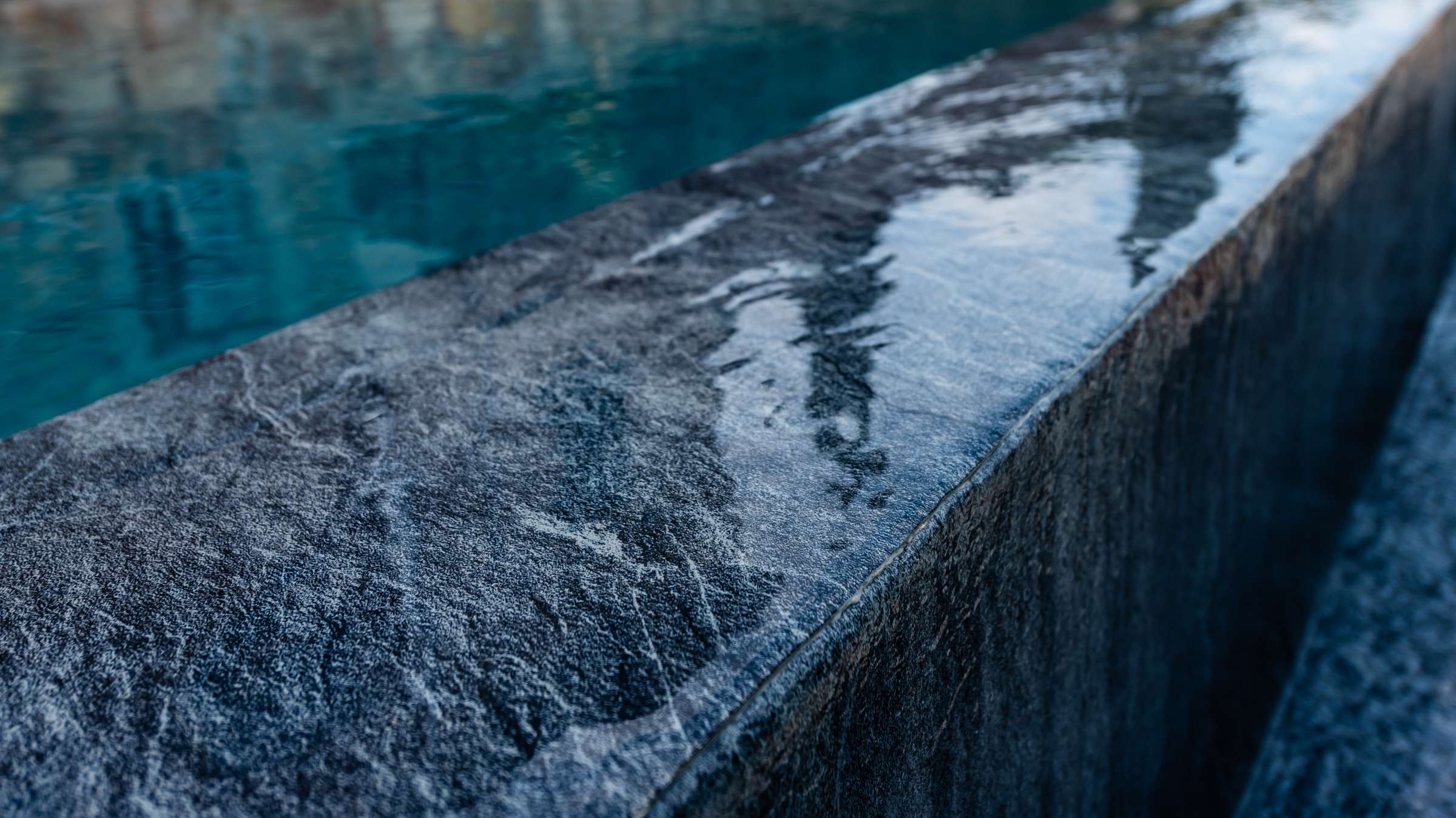 Piscina a cascata rivestita con Alkorplan Touch Elegance - Particolare cascata