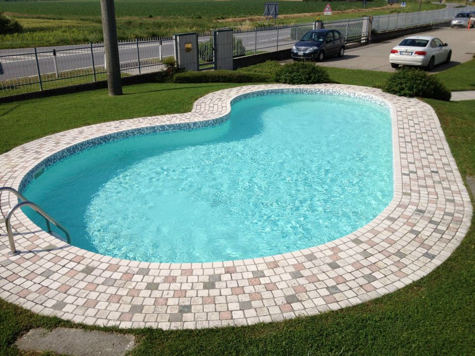 Sede della Almapool SRL - Piscina a skimmer a forma libera con rivestimento in mosaico e PVC