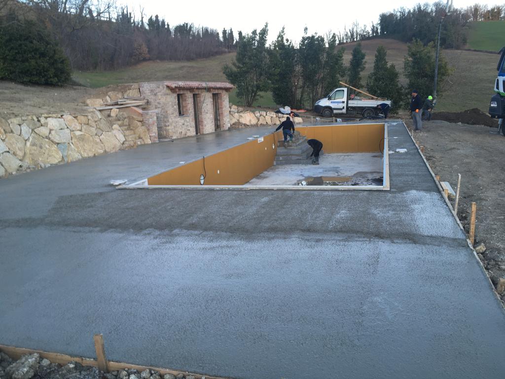 Getto platea di base , sotto pavimentazione perimetrale - piscina rettangolare a skimmer