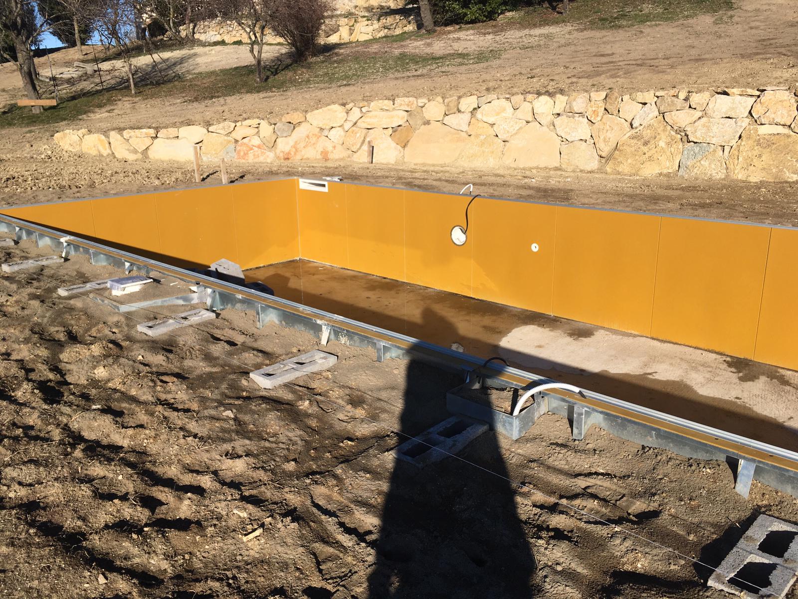 Realizzazione di muretti  di sostegno per il marciapiede di una piscina privata a skimmer