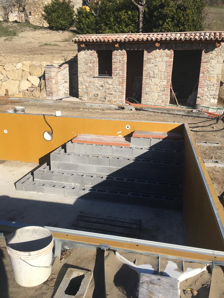 Realizzazione di scala interna in muratura - piscina privata a skimmer 