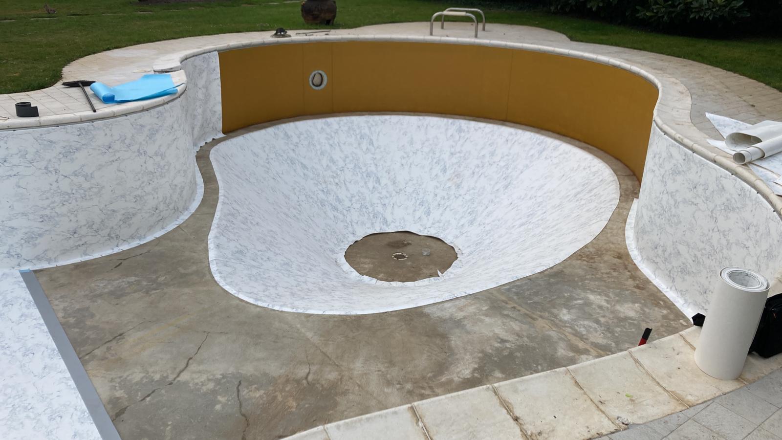 Piscina privata a forma libera con tramoggia - ristrutturazione e posa nuovo rivestimento Touch Vanity