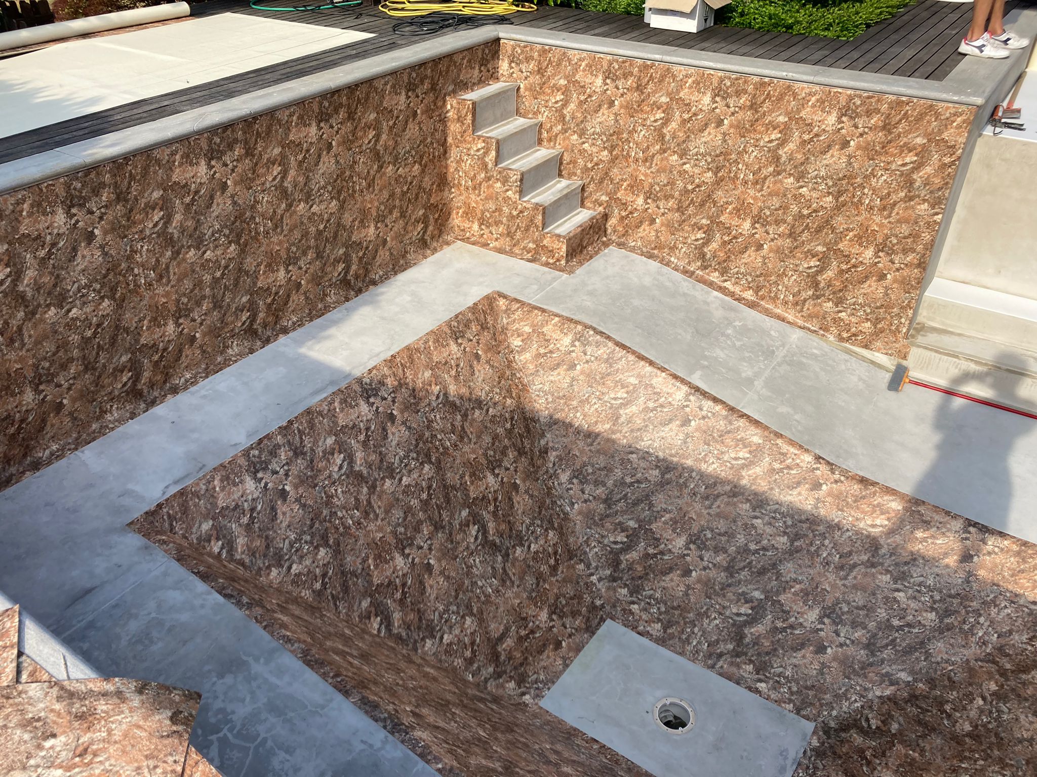 Piscina privata con tramoggia e panca realx - posa di nuovo rivestimento Touch Authentic per ristruttuazione piscina