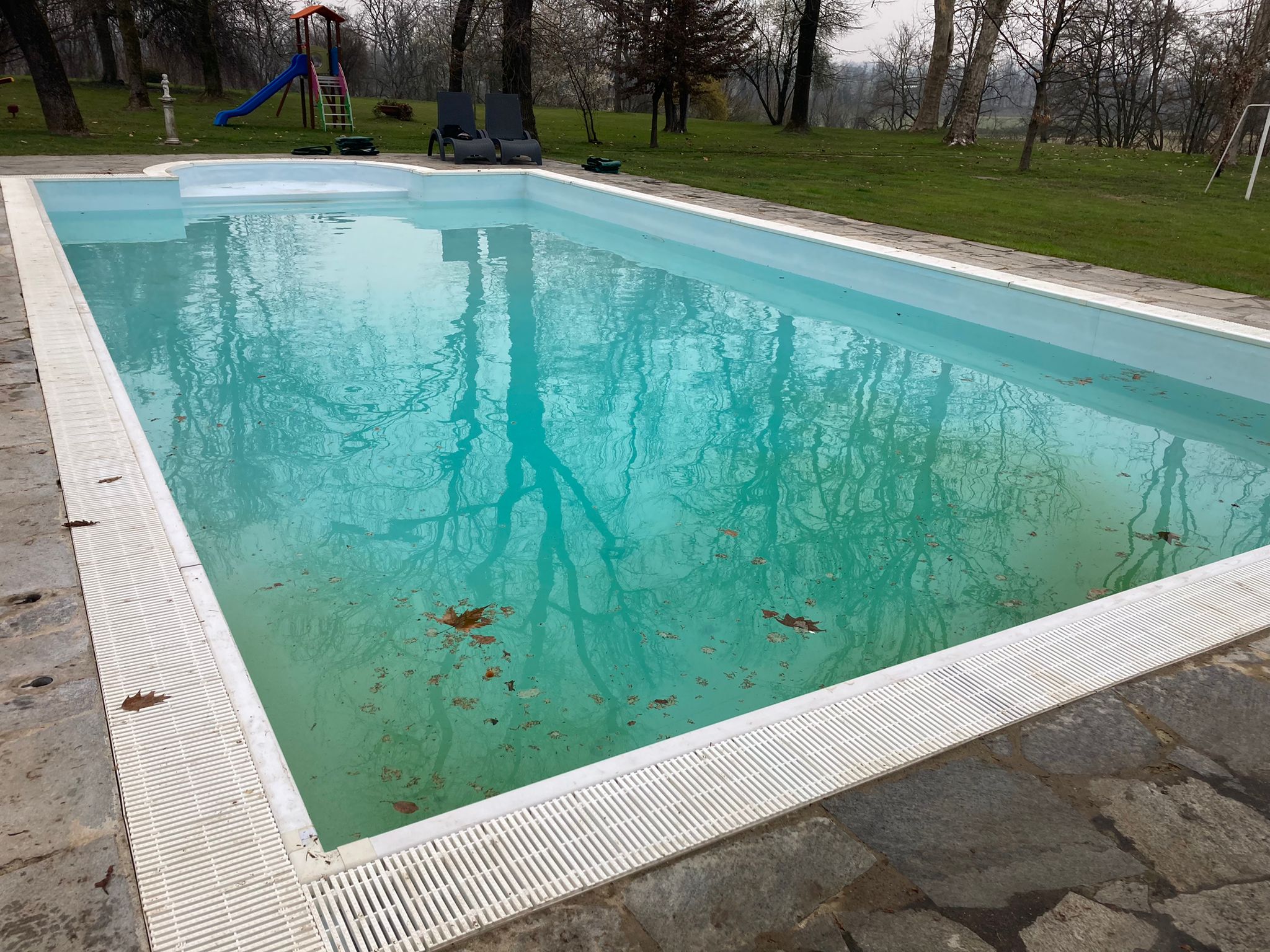 Piscina a sfioro classico, con scala romana, prima dell'intervento di ristrutturazione