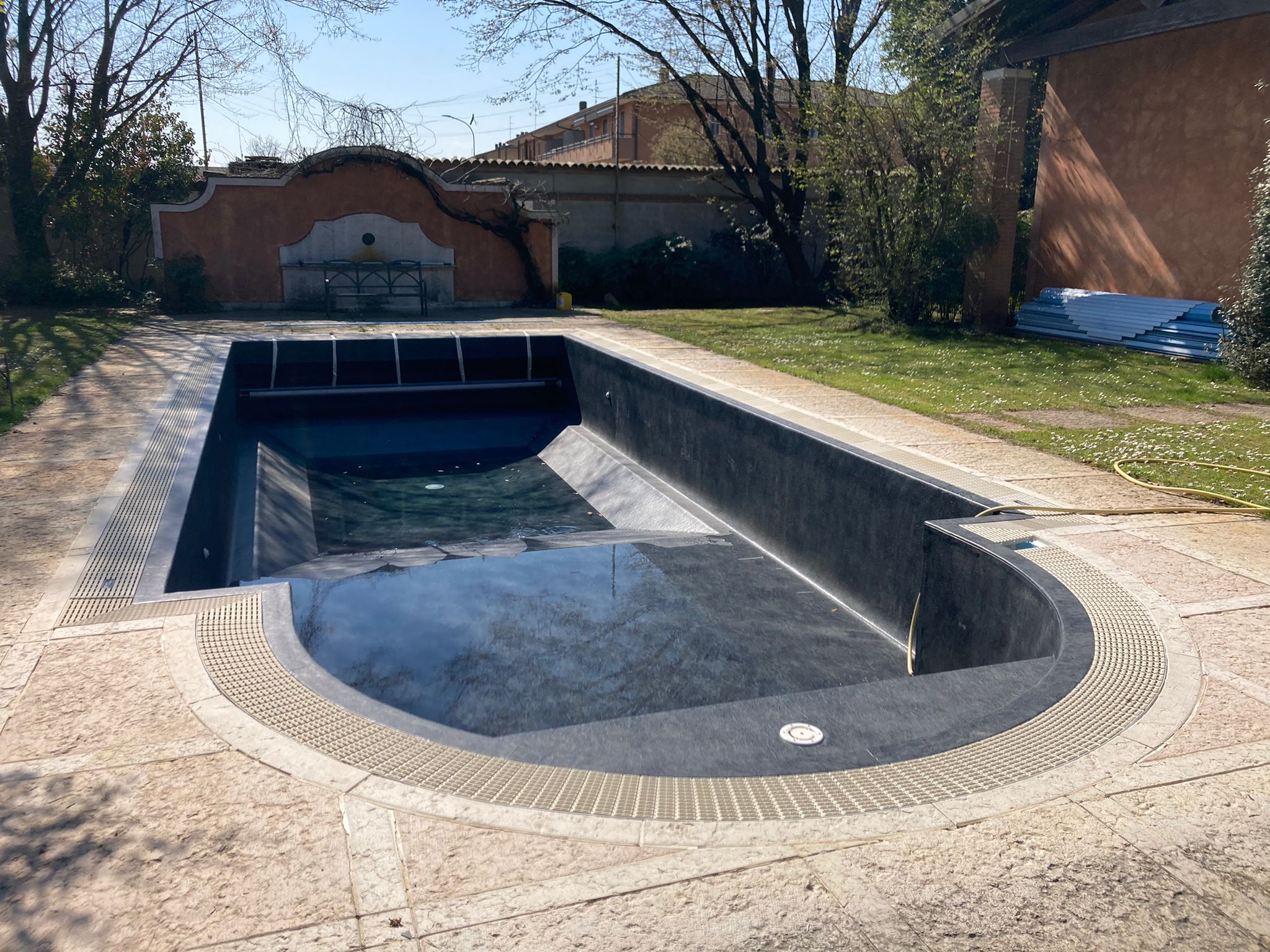 Piscina privata a sfioro con scala romana e tramoggia sottoposta a intervento di ristrutturazione - nuovo rivestimento touch per copertura mosaico ammalorato