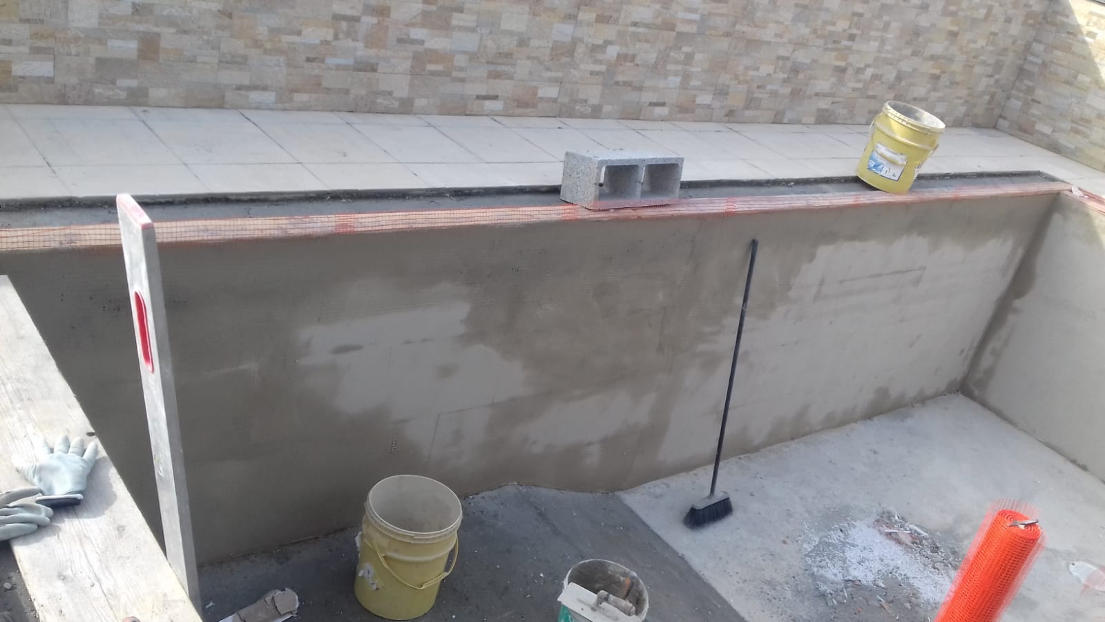 Piscina privata a skimmer - intervento di ristrutturazione e nuova pavimentazione perimetrale