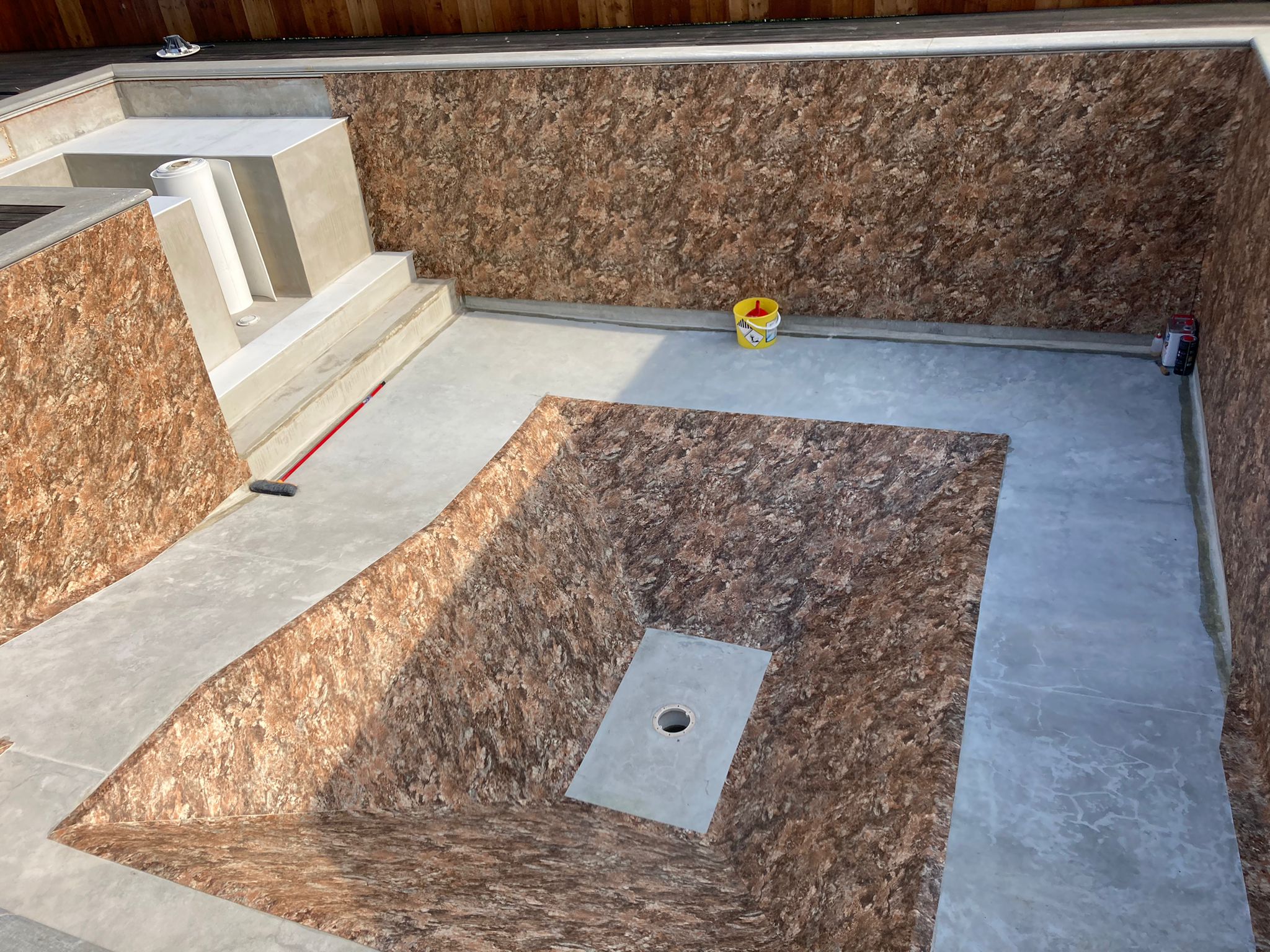Piscina privata con tramoggia e panca realx - Intervento di ristrutturazione - posa di nuovo rivestimento Touch Authentic